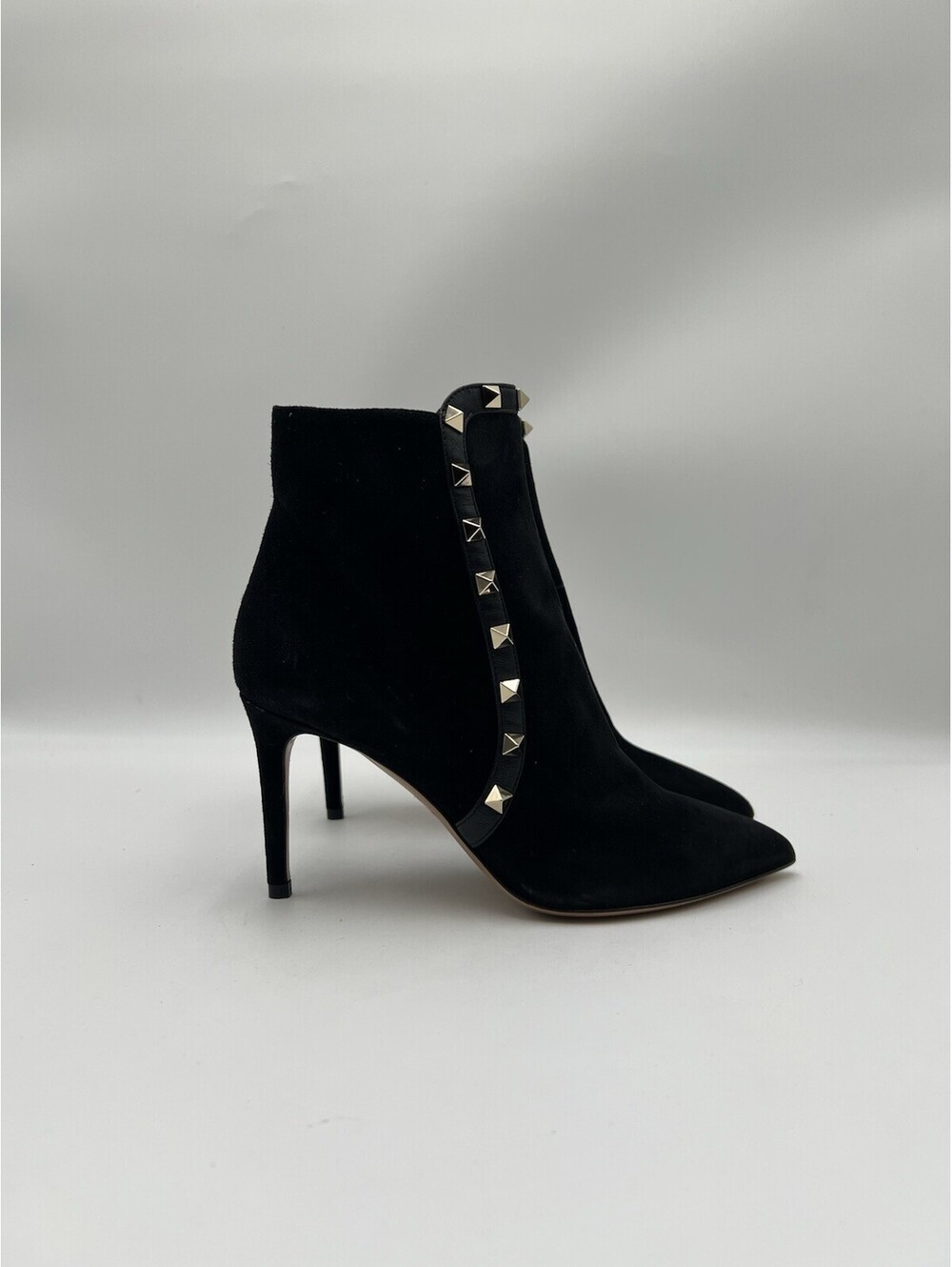 Valentino Garavani Rockstud black suede point toe side zip up ankle boot Size 35